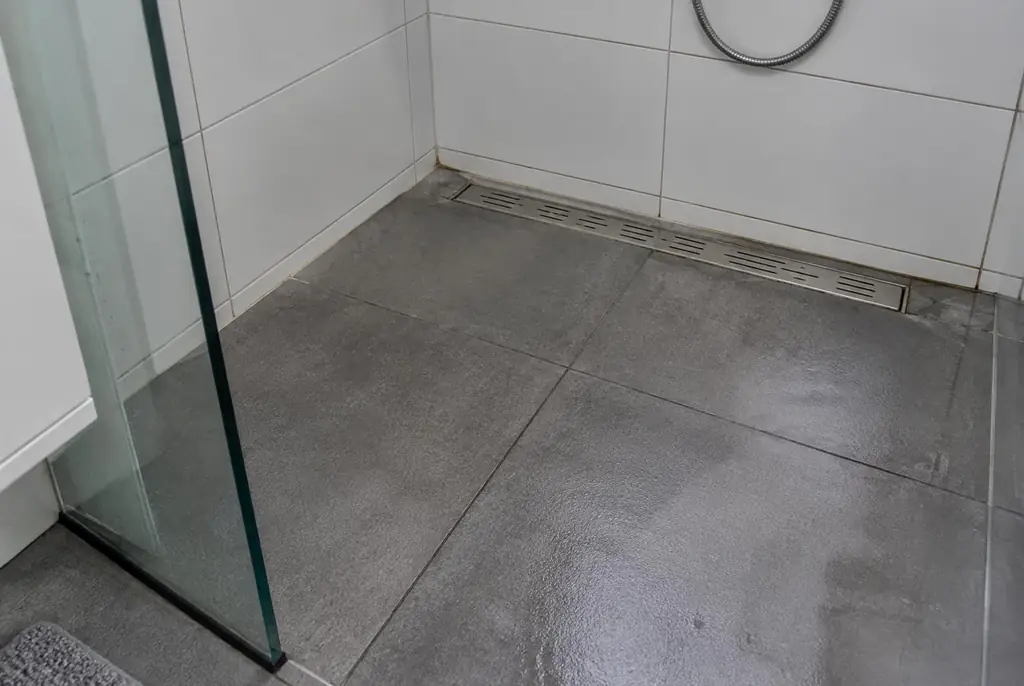 Lekdetectie Benschop – lekkende inloopdouche met natte voegen