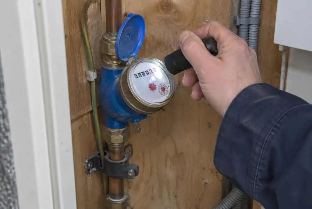 Lekdetectie Benschop – watermeter in de meterkast controleren met een zaklamp